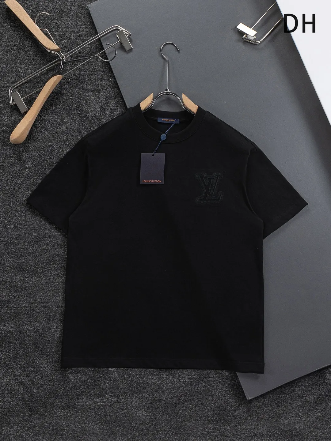 🅿️200 Louis Vuitton 1V LV micro-wide version S-XL LV 26ss new products are available at the counter simultaneously. Multiple craftsmanship. Three-dimensional small logo letters on the chest🪡 embroidery + multi-label four-leaf clover on the back🍀🪡 embroidery. Round neck short-sleeved T-shirt, same style for men and women! Consigned to one-to-one creation. Synchronized with the official website, pure cotton fabrics at the counter! It is close to the skin and comfortable, durable and easy to wear. It has a classic and simple logo design and meticulous original craftsmanship. Short-sleeves, a must-have item for men, do not appear to be the same for the general public, but must be unique and eye-catching. This LV short-sleeve is all about quality, comfort, the same shape and fashion as always, including fabrics and cutting techniques. All of them have been made with great effort! 320 grams of washed pure cotton fabric, pure cotton is breathable, very refreshing and comfortable for daily wear. The rib knitting on the neckline is smooth and tight, and the neckline will not be skewed if you toss it at will. The loose version, you will find that it looks really good on the upper body. The overall is minimalist and neat, super versatile for daily use! Pair it casually with a pair of pants for a youthful look. A T-shirt will make your outfit crazy. It is a fashionable item that can never go wrong! Color: Black White Size: S-XL Size chart: S: Shoulder width 50-Bust 56-Length 70 M: Shoulder width 52-Bust 57-Length 72 L: Shoulder width 54-Bust 59-Length 74 XL: Shoulder width 56-Bust 62-Length 76